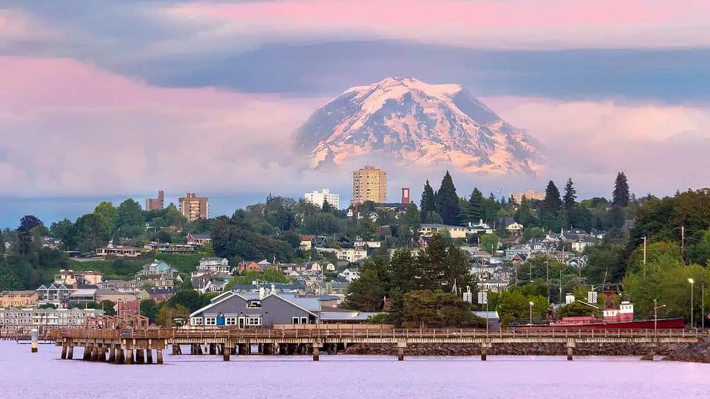 Monte Rainier sul lungomare di Tacoma Washington durante la serata al tramonto del bagliore delle alpi