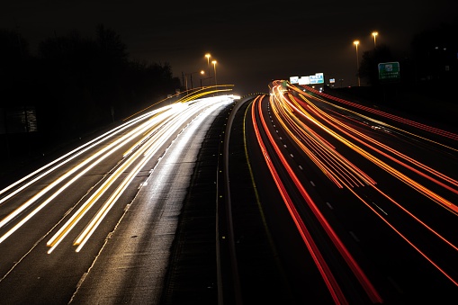 Colpo di lunga esposizione dei semafori sull'autostrada a St Charles, Missouri durante la notte