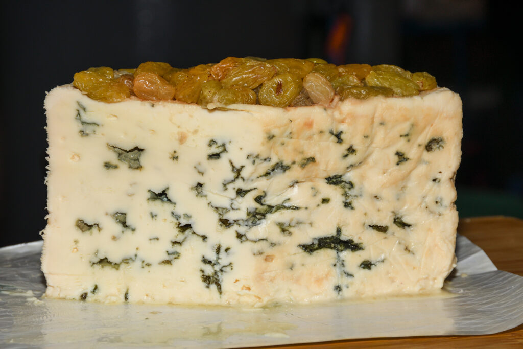 Basajo, formaggio blu di latte di pecora non pastorizzato invecchiato nel pregiato vino Passito di Pantelleria, una varietà di formaggi in vendita al Borough Market di Londra, Regno Unito.