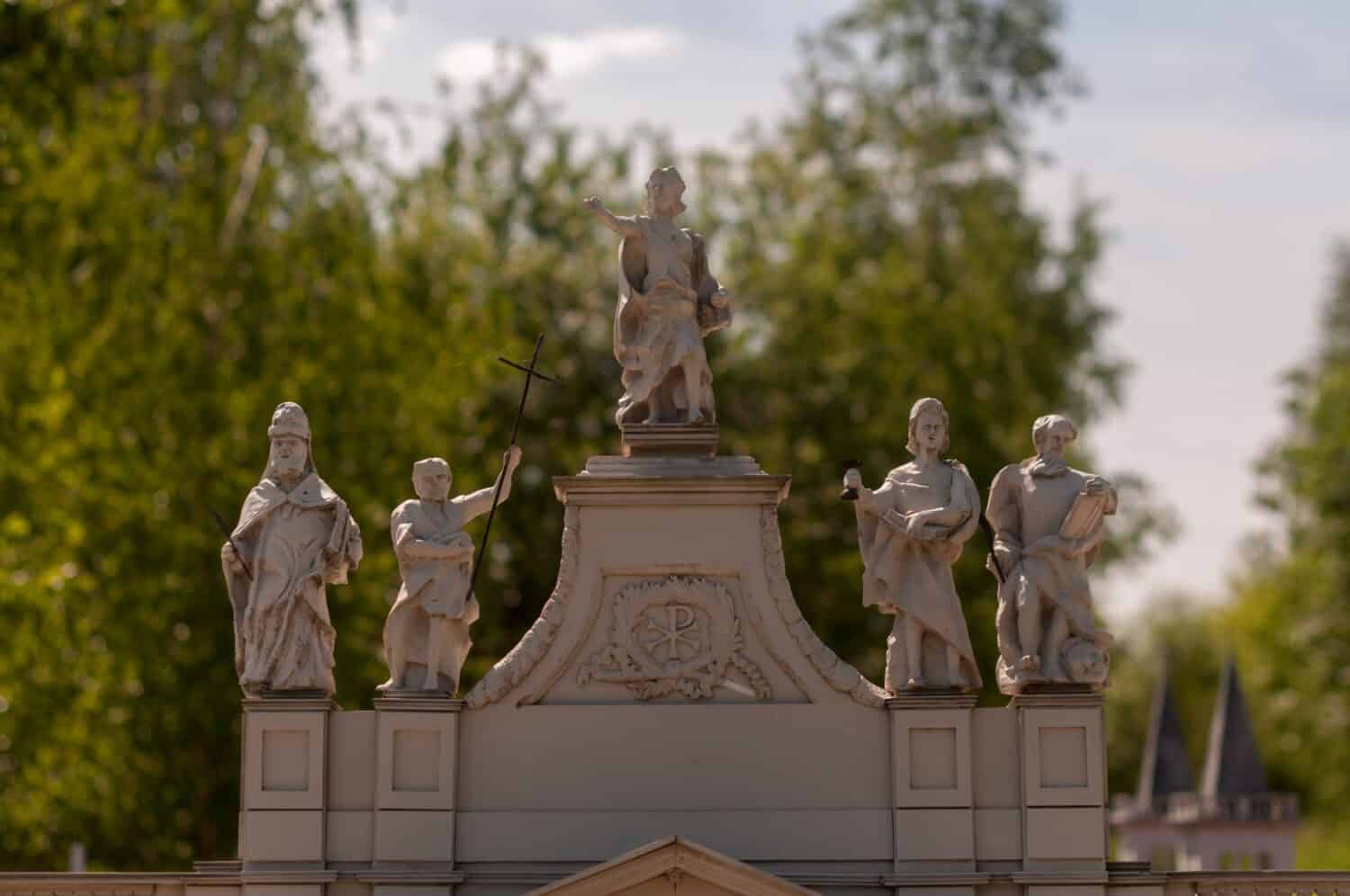 Arcibasilica di San Giovanni in Laterano nel parco abbandonato di miniature religiose a Częstochowa Polonia - Złota Góra - Montagna d'Oro