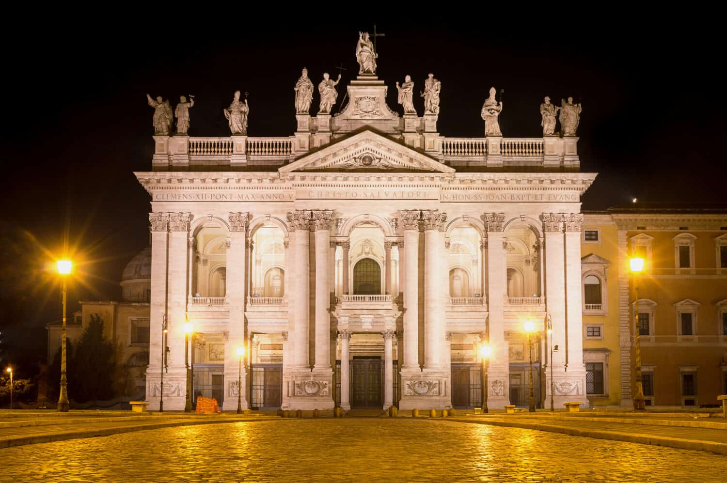 L'arcibasilica papale (o basilica) di San Giovanni in Laterano, a Roma, Italia, illuminata nella notte oscura.  Questa è la chiesa o basilica principale del mondo cattolico, sede vescovile del Papa.