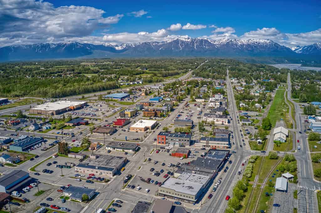Veduta aerea del centro di Palmer, Alaska durante l'estate