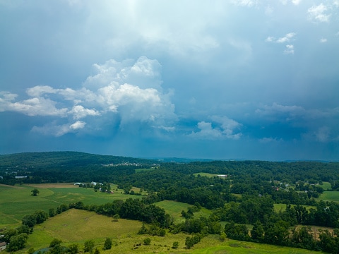 Nuvole temporalesche sopra l'antenna di terreni agricoli rurali