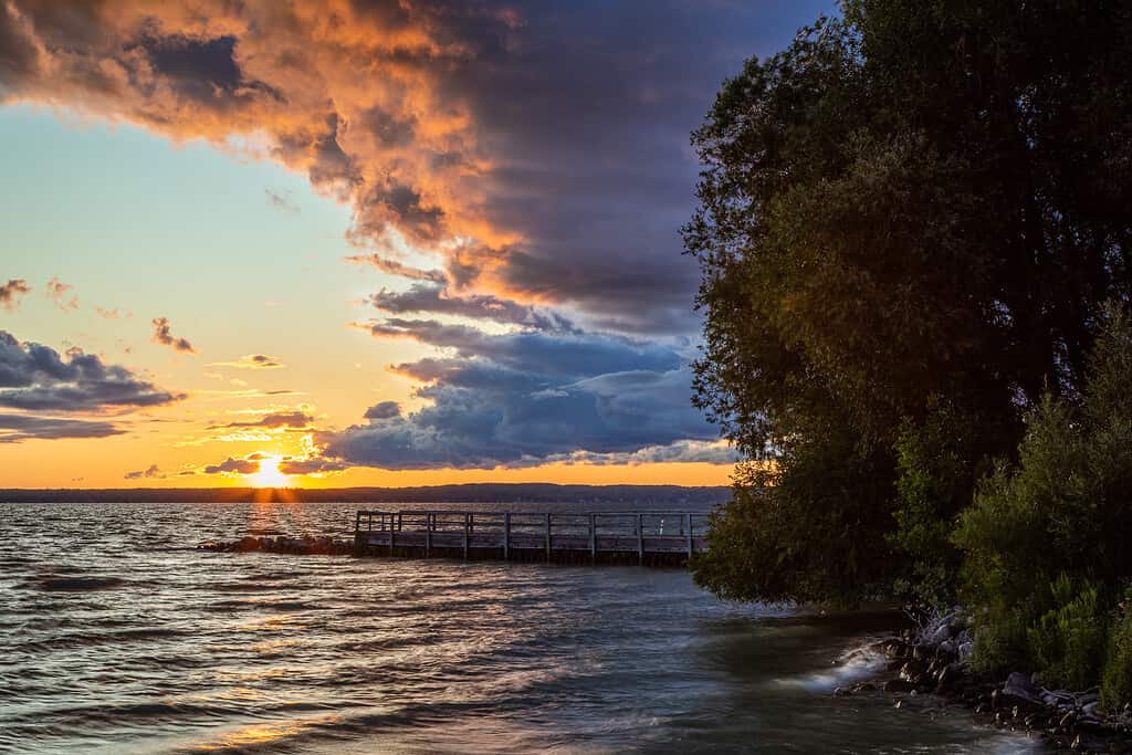 Cheboygan Michigan Aloha State Park sul lago Mullet al tramonto con nuvole temporalesche tramonto e onde