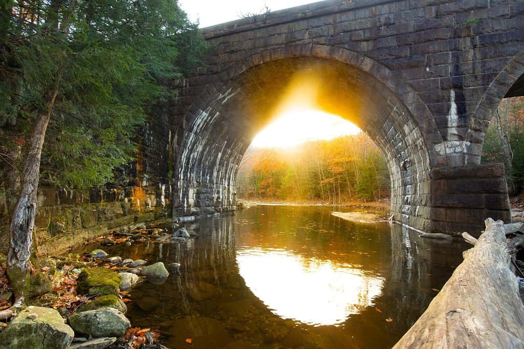 Ponte ferroviario ad arco in pietra sul ramo ovest del fiume Westfield, lungo il Keystone Arch Bridges Trail vicino a Chester, Massachusetts, nel tardo autunno.