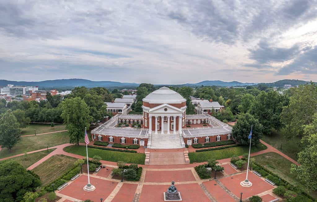 Veduta aerea del famoso edificio Rotunda dell'Università della Virginia a Charlottesville con i classici archi greci progettati dal presidente Jefferson, edificio iconico del campus