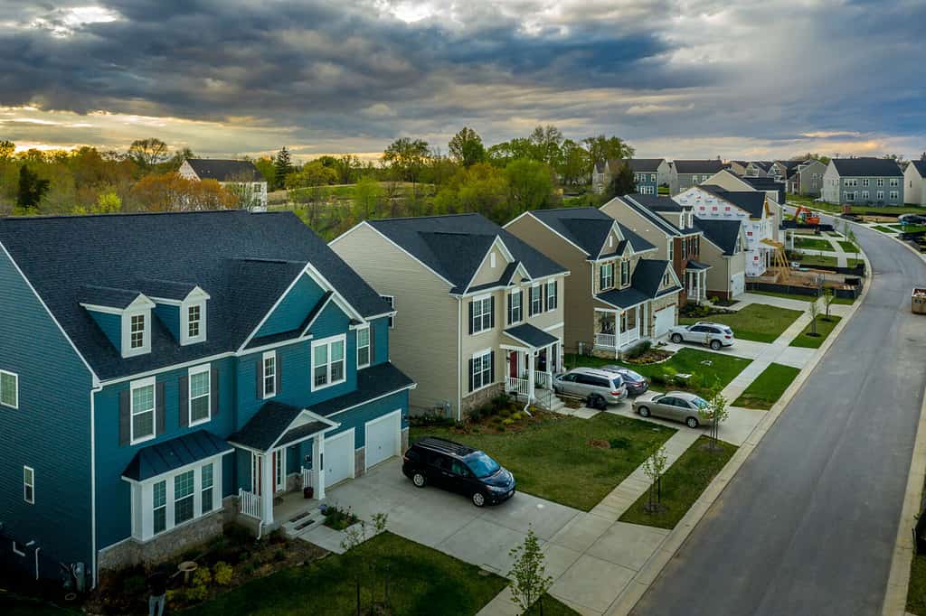 Veduta aerea della tipica strada americana di quartiere di nuova costruzione nel Maryland per la classe medio-alta, case unifamiliari USA immobiliare