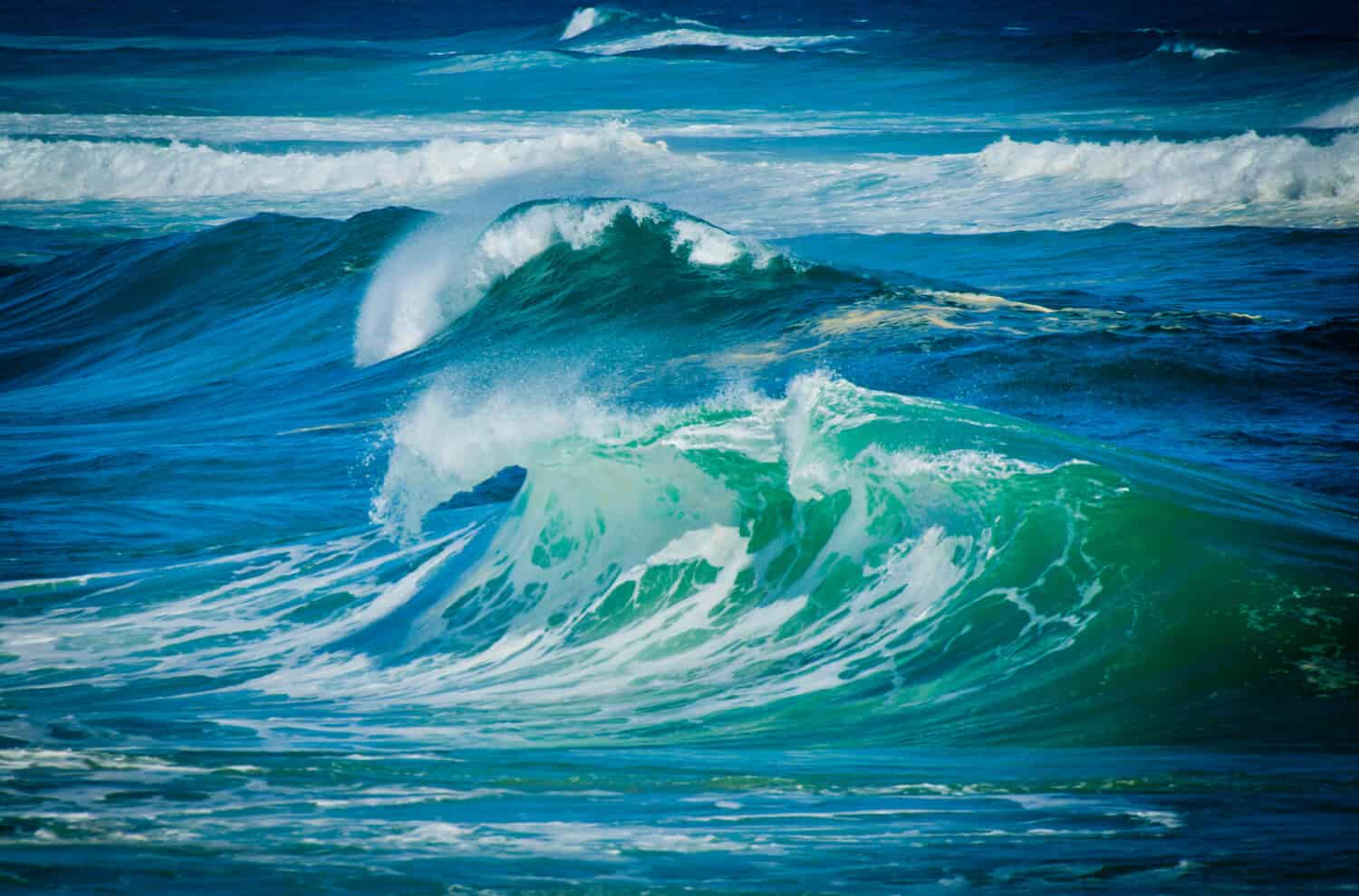 Onde grandi.  Oceano a pieno formato.  I ruggenti venti degli anni Quaranta creano grandi onde sulla selvaggia costa occidentale della Tasmania.  Fondo dell'acqua di mare.