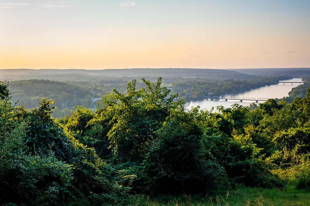 Vista panoramica dei ponti del fiume Delaware da Goat Hill Overlook in estate