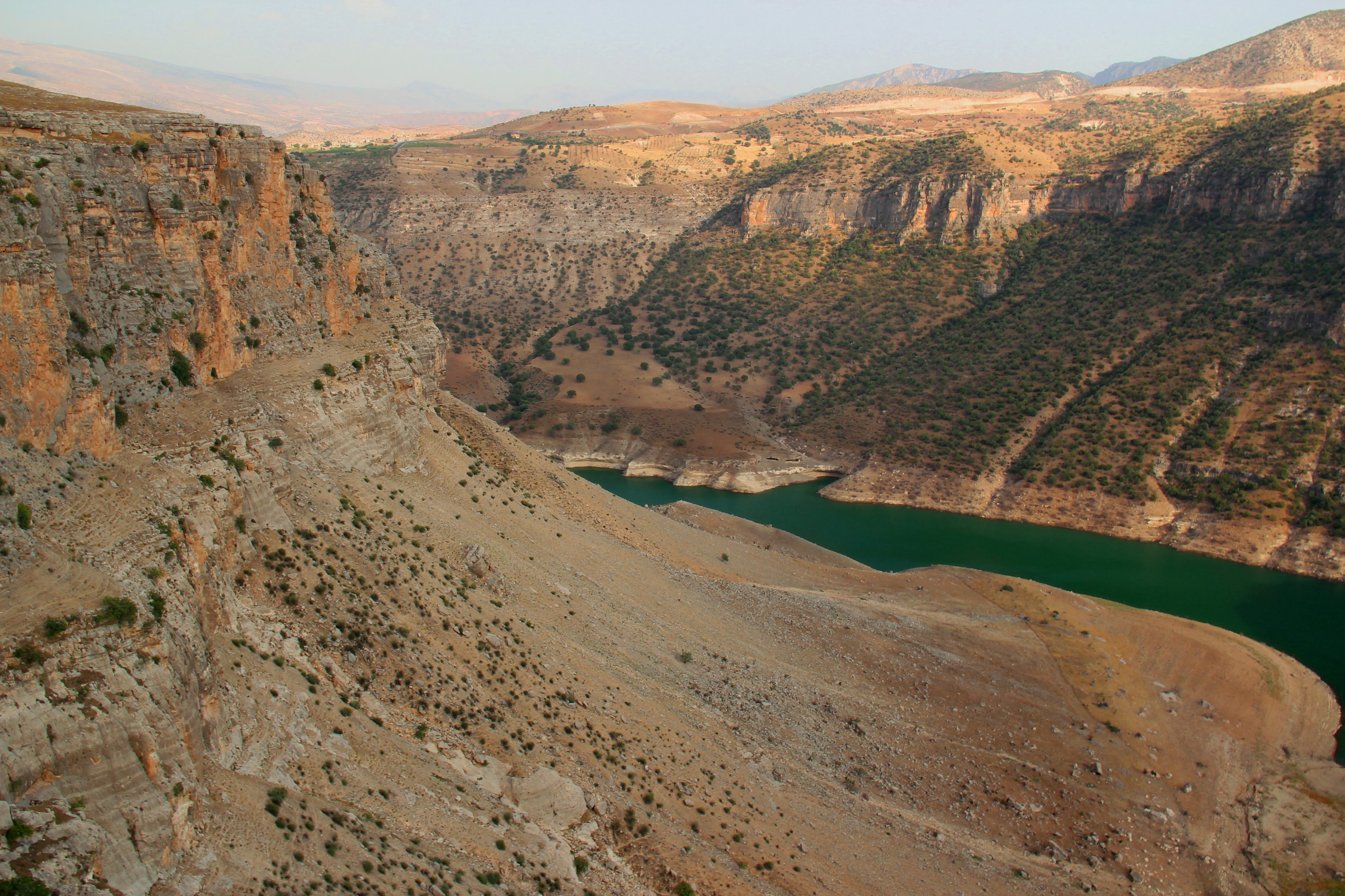 Un canyon di montagna e il fiume Botan nel parco nazionale vicino alla città di Siirt, nella regione dell'Anatolia sudorientale