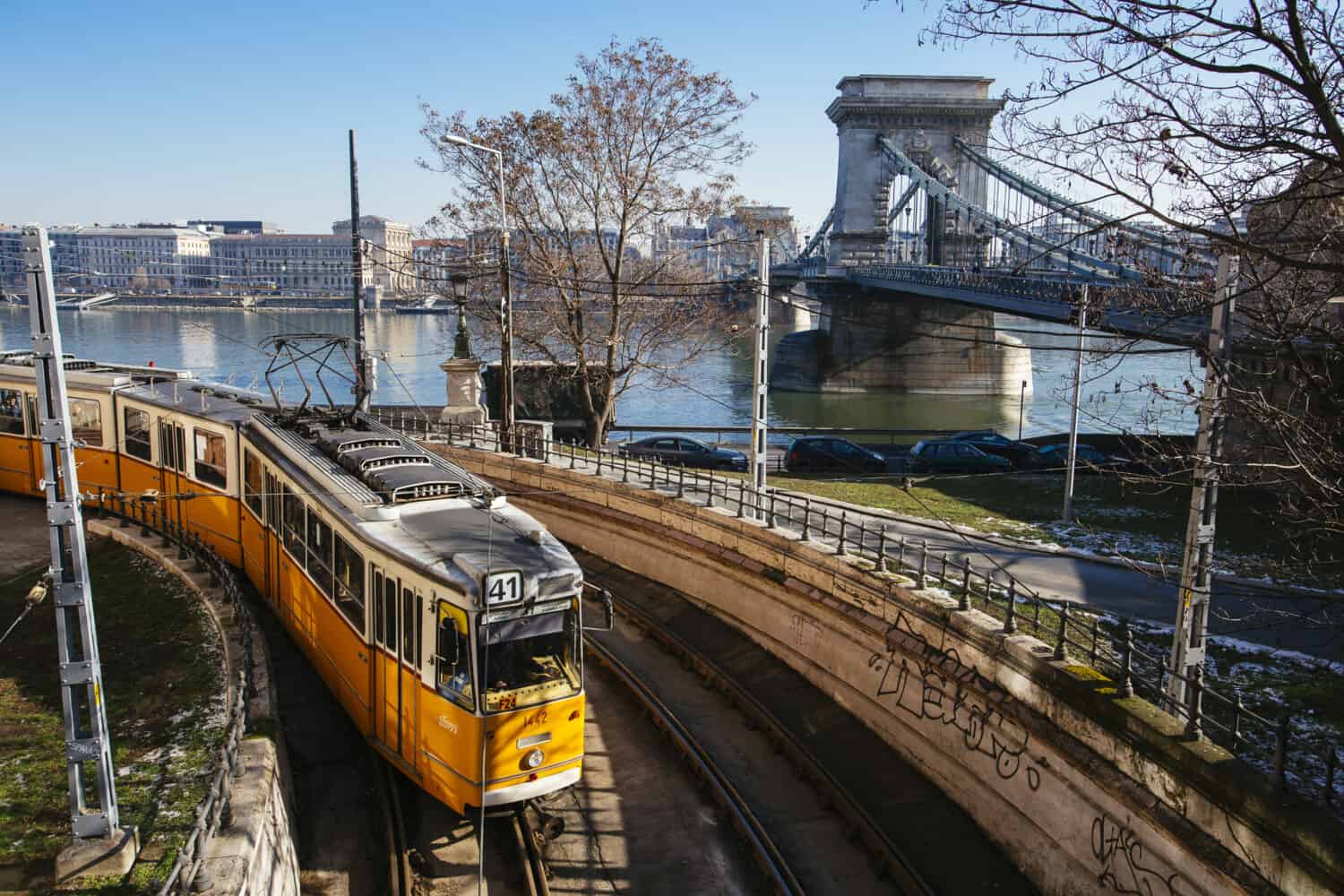 Metropolitana di Budapest, Ponte delle Catene come sfondo.