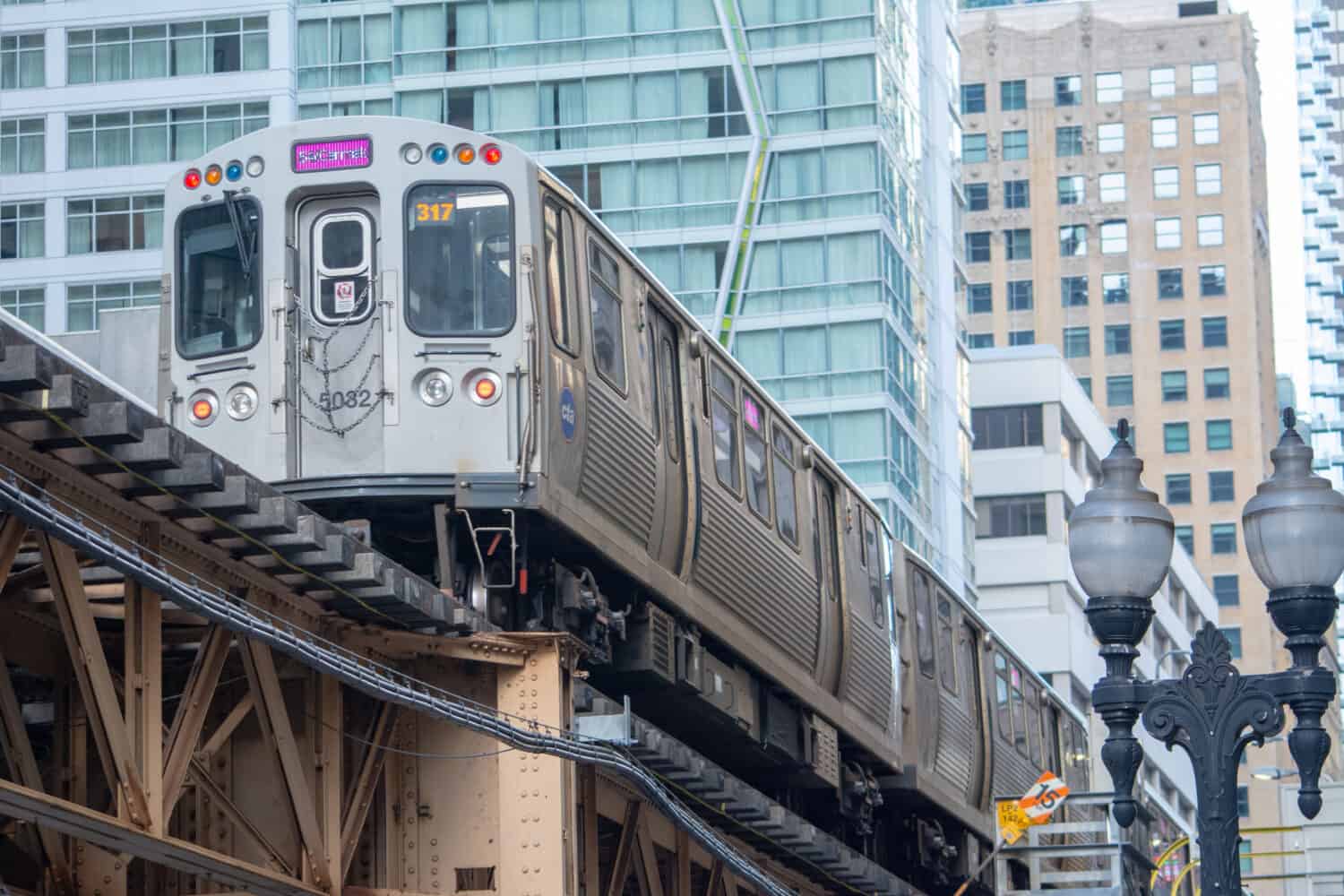 L Treno a Chicago sui binari che trasporta passeggeri in giro per la città.