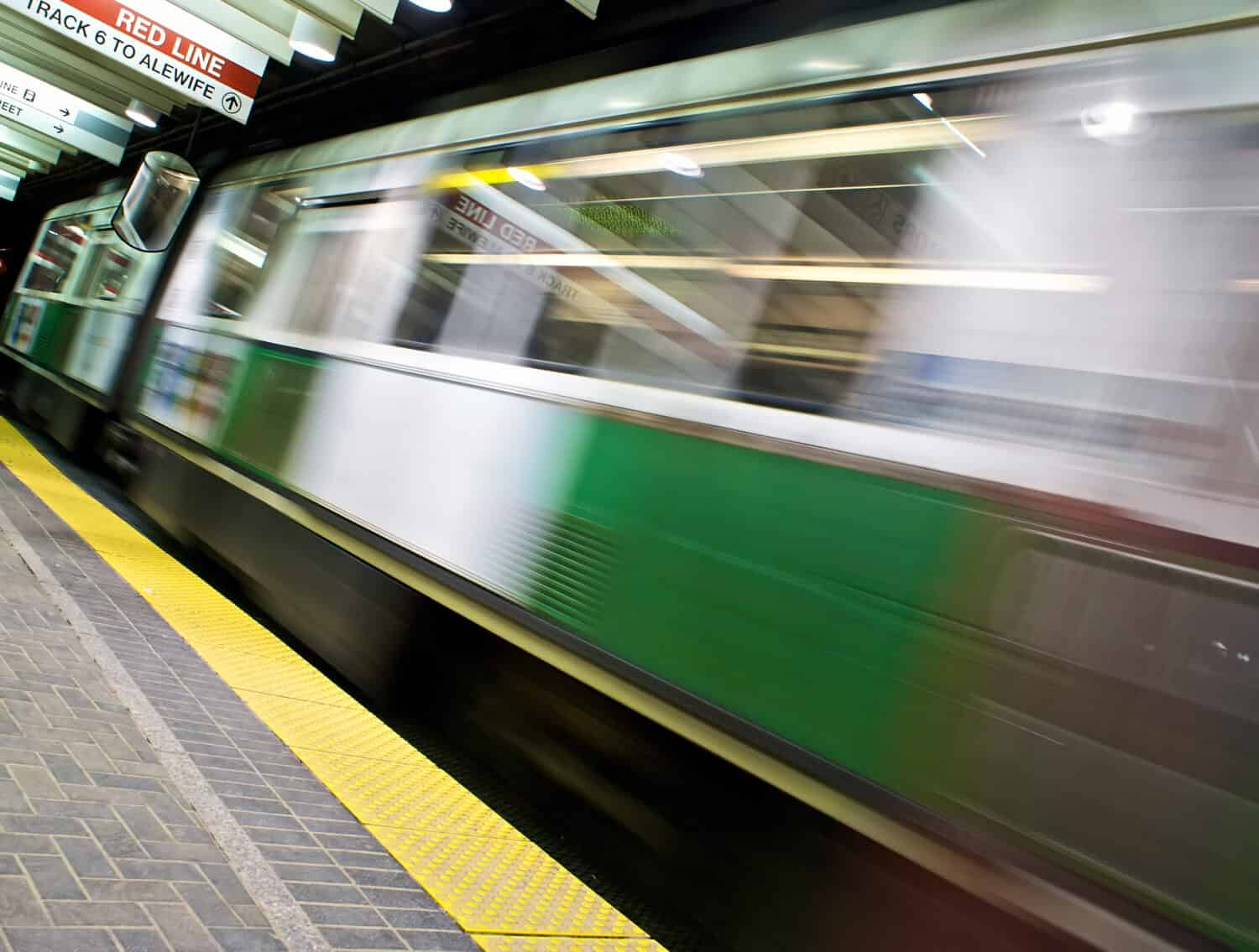 treno della linea verde nella metropolitana di boston che si muove attraverso il telaio