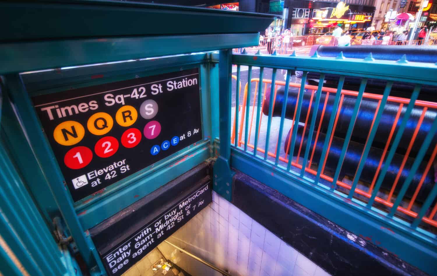 Stazione della metropolitana di Times Square Entry di notte - New York City.