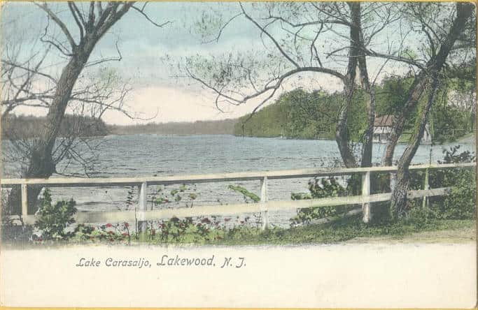 Immagine del Lago Carasaljo nel New Jersey. Originariamente semplicemente un lago creato quando una diga veniva utilizzata per creare una fonte di energia per i mulini, il lago divenne un luogo di vacanza per individui facoltosi.  Lakewood è poi diventata una grande città basata sul turismo. 