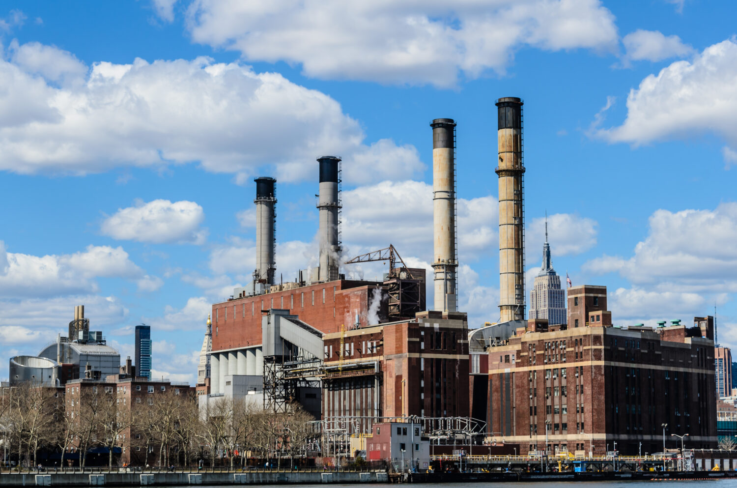 Edifici industriali contro il cielo blu.  Manhattan, New York, Stati Uniti, America