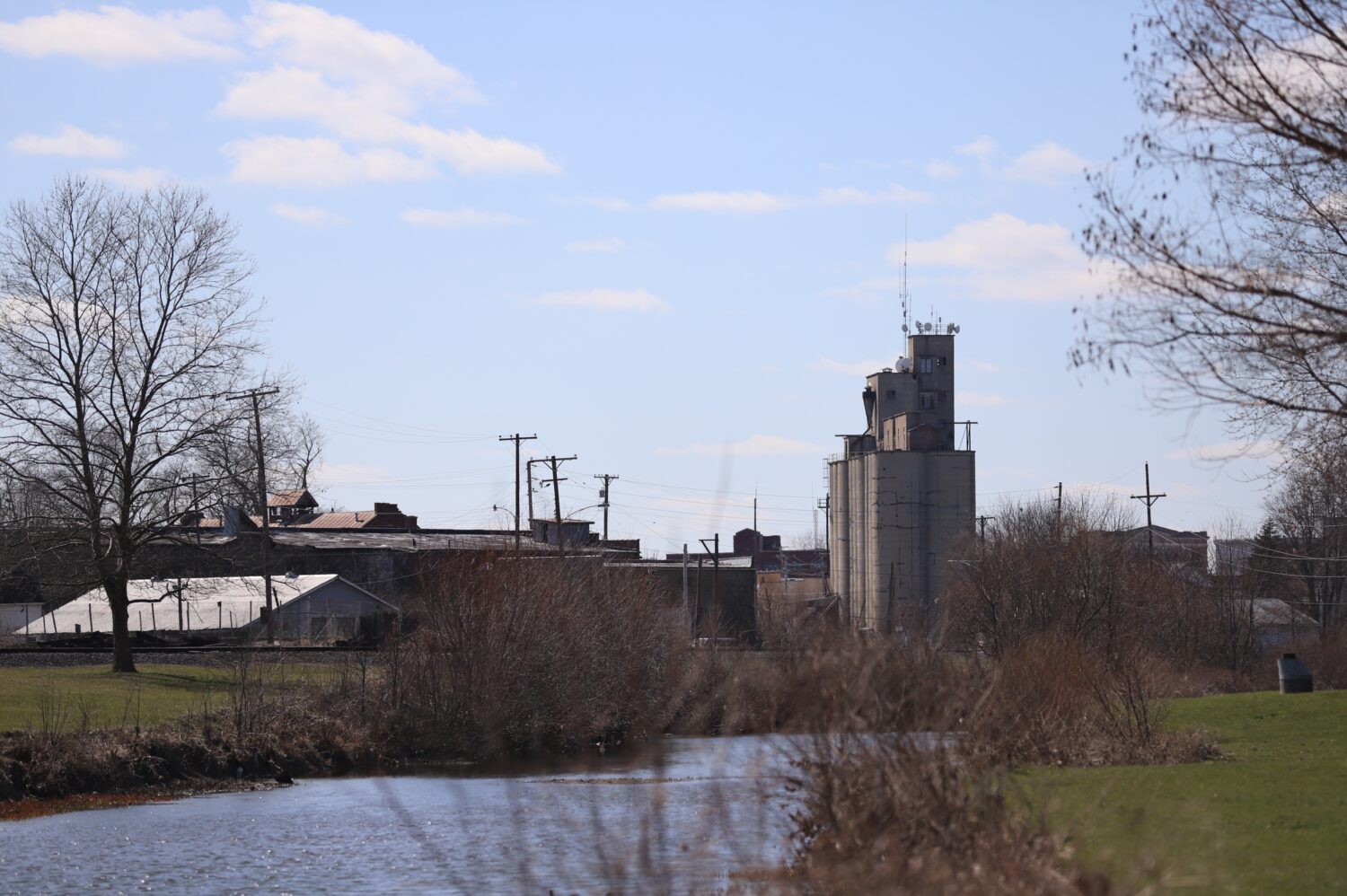 Cintura di ruggine, città rurale dell'Ohio, vecchia fabbrica, fabbrica abbandonata, fabbrica vicino al ruscello