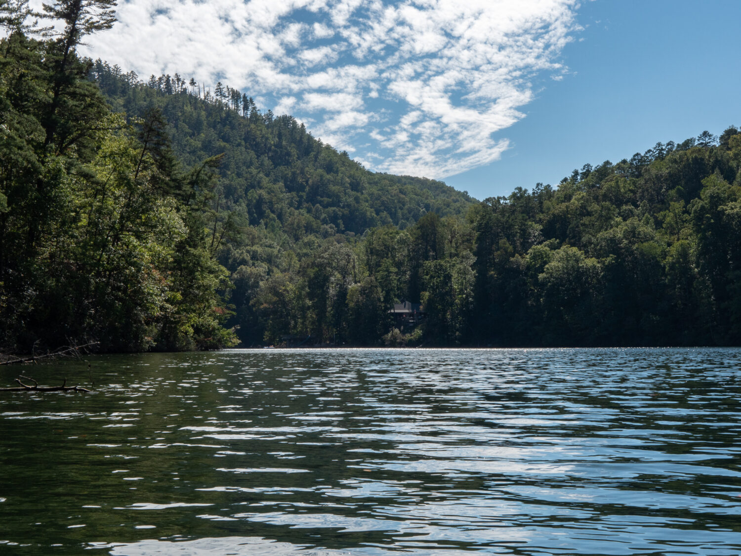 Un paesaggio del lago Tugalo, Georgia/Carolina del Sud, caratterizzato da un cielo azzurro e una capanna.