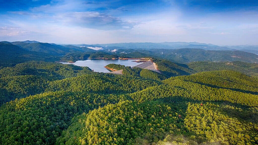 Una ripresa aerea di uno splendido paesaggio con il lago Jocassee nella Carolina del Sud