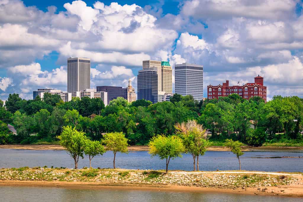 Tulsa, Oklahoma, USA skyline del centro sul fiume Arkansas nel pomeriggio.