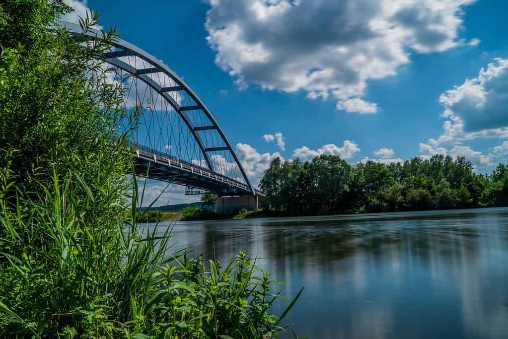 Vista affascinante di un bellissimo fiume Missouri, un ponte a Leavenworth Kansas