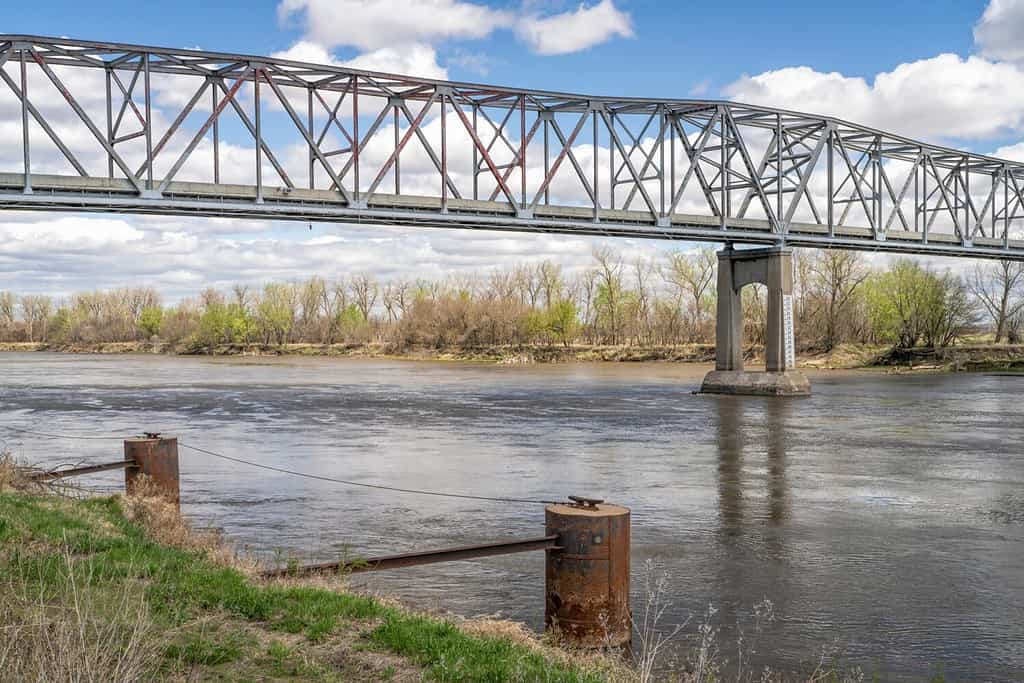 Il Brownville Bridge costruito nel 1939 è un ponte di travatura reticolare sul fiume Missouri sulla US Route 136 dalla contea di Nemaha, Nebraska, alla contea di Atchison, Missouri, a Brownville, Nebraska, scenario primaverile