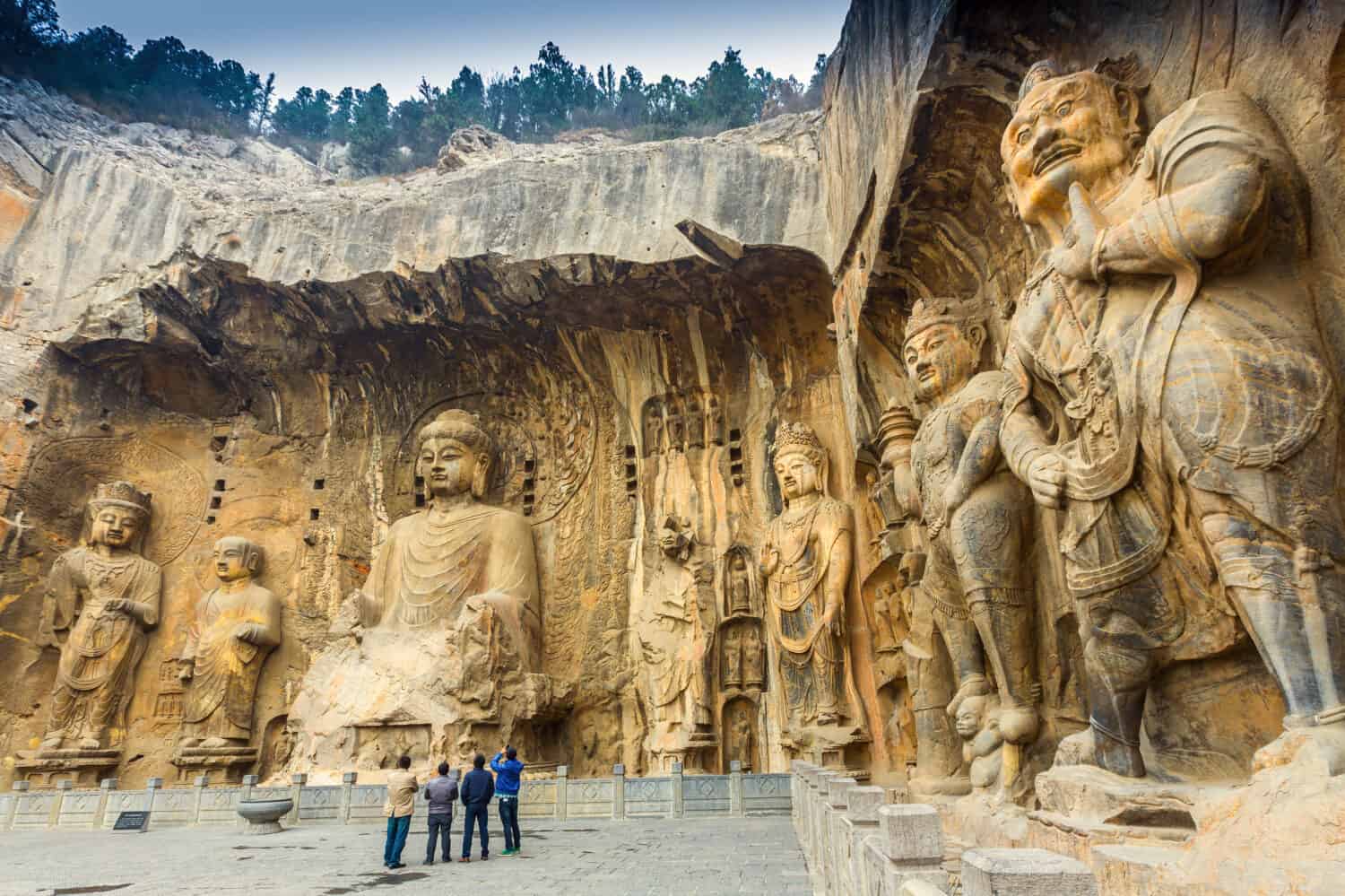 Le grotte di Longmen con le figure di Buddha iniziano con la dinastia Wei settentrionale nel 493 d.C.  È una delle quattro grotte più importanti della Cina.