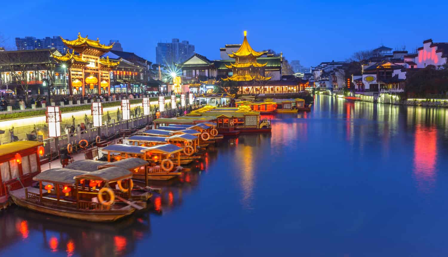 Regione scenica del Tempio di Confucio di Nanchino e fiume Qinhuai.  Le persone stanno visitando.  Situato nella città di Nanchino, nella provincia di Jiangsu, in Cina.