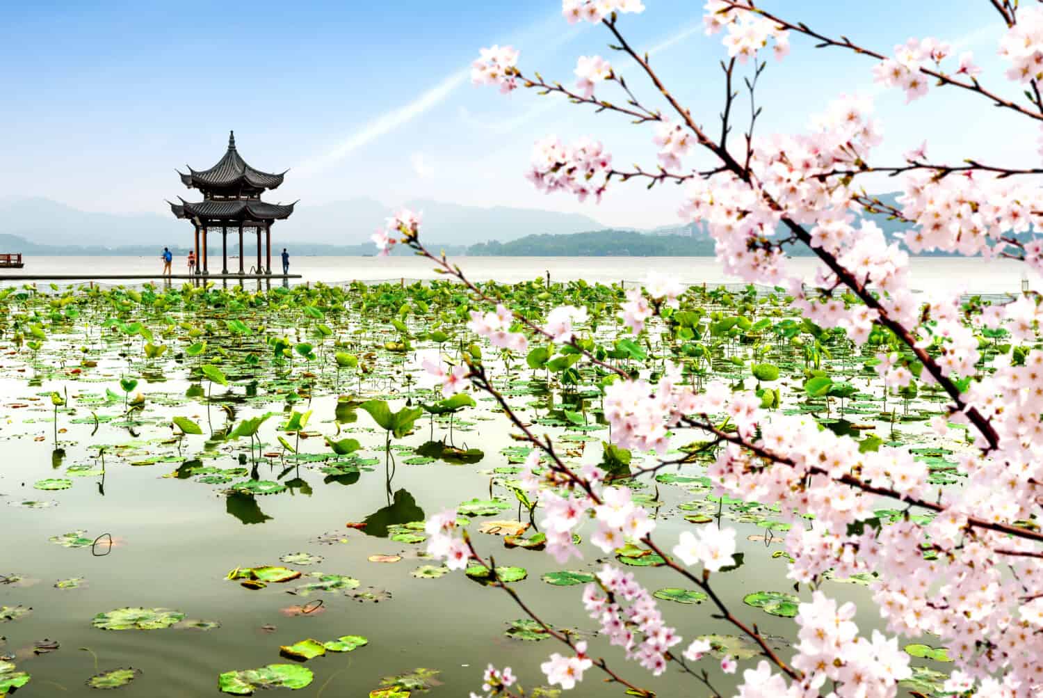 antico padiglione cinese sul lago ovest di Hangzhou