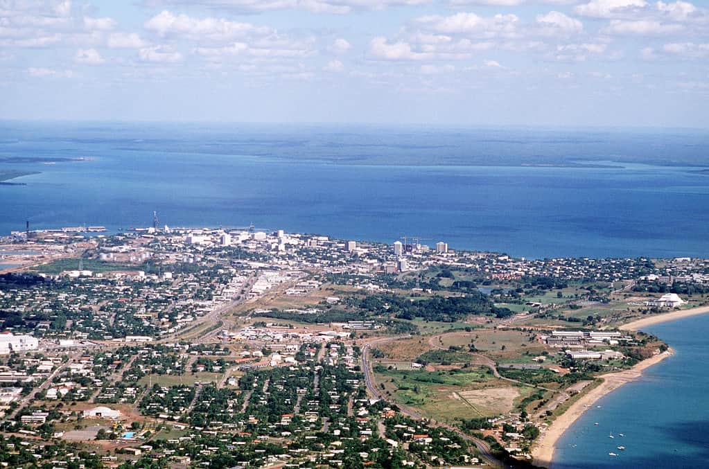 Veduta aerea di Darwin, Territorio del Nord (Australia) il 22 aprile 1984. La foto è stata scattata durante l'esercitazione militare congiunta Australia/Nuova Zelanda/Stati Uniti 