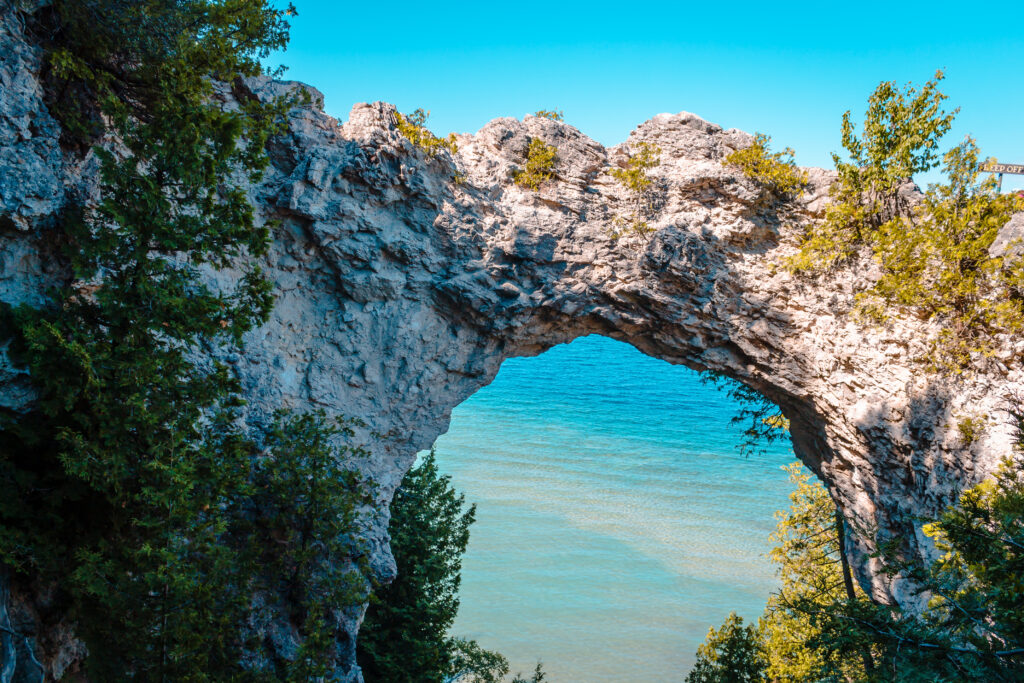 Vista panoramica di Arch Rock che si affaccia sul Lago Huron sull'isola di Mackinac, le formazioni rocciose più incredibili degli Stati Uniti