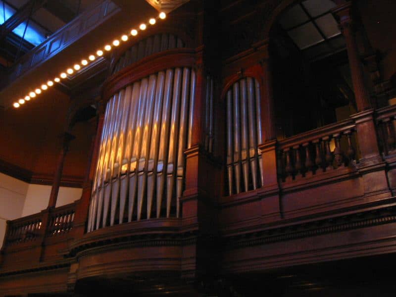 Enorme organo a canne nella James J. Hill House a Saint Paul, Minnesota.