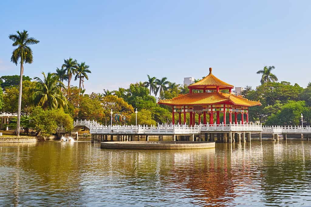 Splendidi paesaggi del parco Tainan, chiamato Parco Zhong Shan o riferito al Parco Sun Yat-Sen.  La prima apparizione di questo bellissimo parco storico sull'isola risale al periodo della dinastia Qing a Tainan, Taiwan