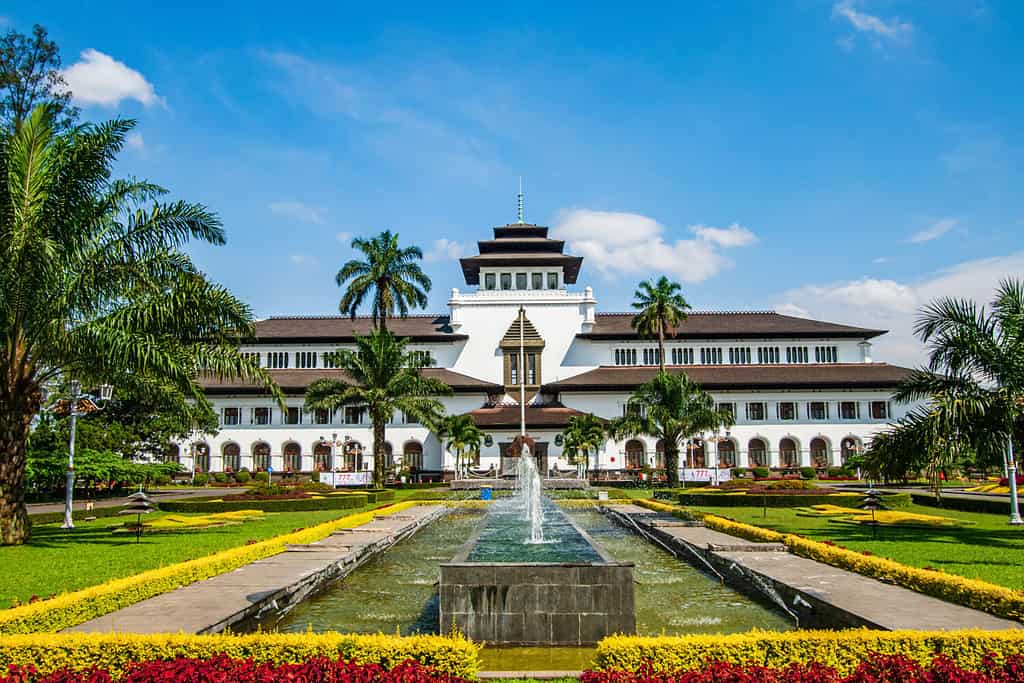 Gedung Sate è un edificio pubblico a Bandung, Giava Occidentale, Indonesia.  È stato progettato secondo un design neoclassico che incorpora i nativi indonesiani.