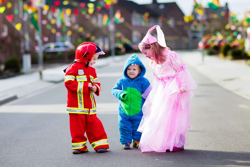 Bambini che fanno dolcetto o scherzetto di Halloween.