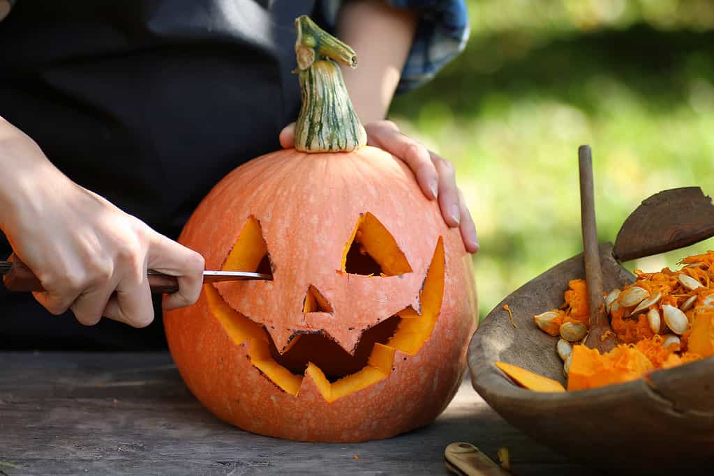 intagliare zucche per Halloween