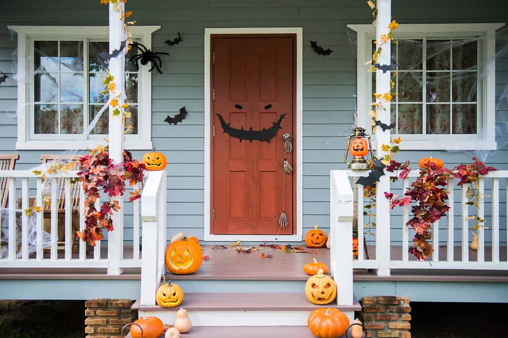 Zucche e decorazioni di Halloween all'esterno di una casa