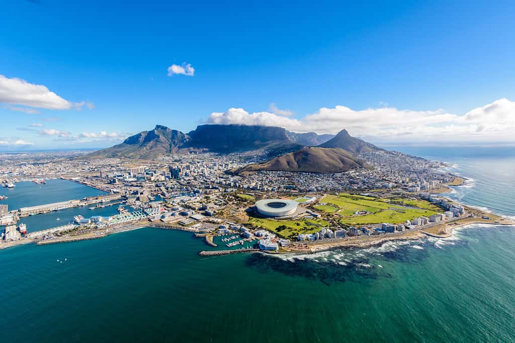 Veduta aerea di Cape Town, Sud Africa in un pomeriggio soleggiato.  Foto scattata da un elicottero durante il tour aereo di Cape Town