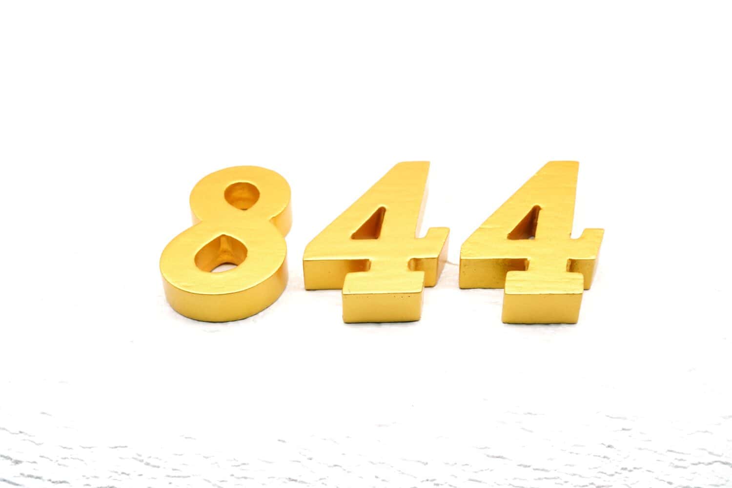       Il numero 844 è realizzato in teak verniciato oro, spessore 1 cm, posato su un pavimento in mattoni aerati verniciati di bianco, visualizzato in 3D.                                 