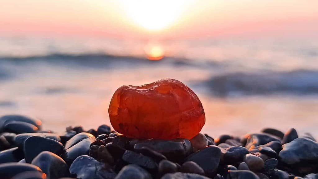 Pietra corniola in riva al mare sullo sfondo del tramonto