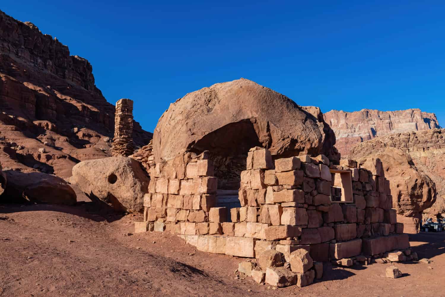 Vista soleggiata della storica casa di pietra di Cliff Dwellers in Arizona