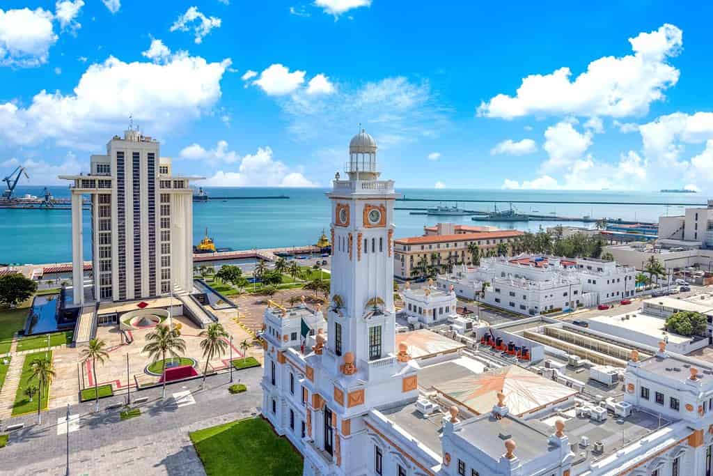 Messico, vista panoramica del porto della città di Veracruz con navi portacontainer, petroliere e trasportatori di auto.