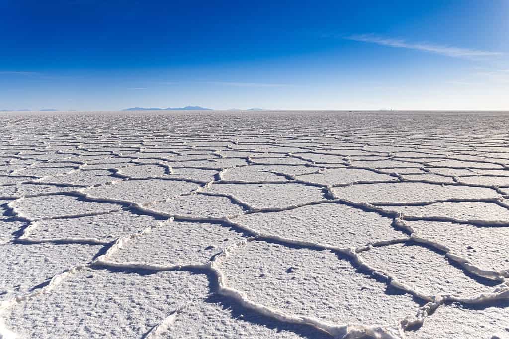 Salar de Uyuni, il più grande dipartimento del sale del mondo in Bolivia, fotografato nell'ora d'oro