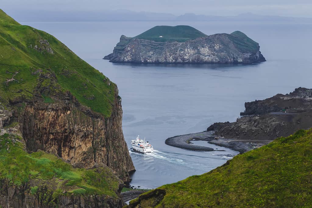 Traghetto passeggeri nel porto di Vestmannaeyjar, Islanda.  Isola di Ellidaey sullo sfondo.  Vista aerea.  Paesaggio nordico.