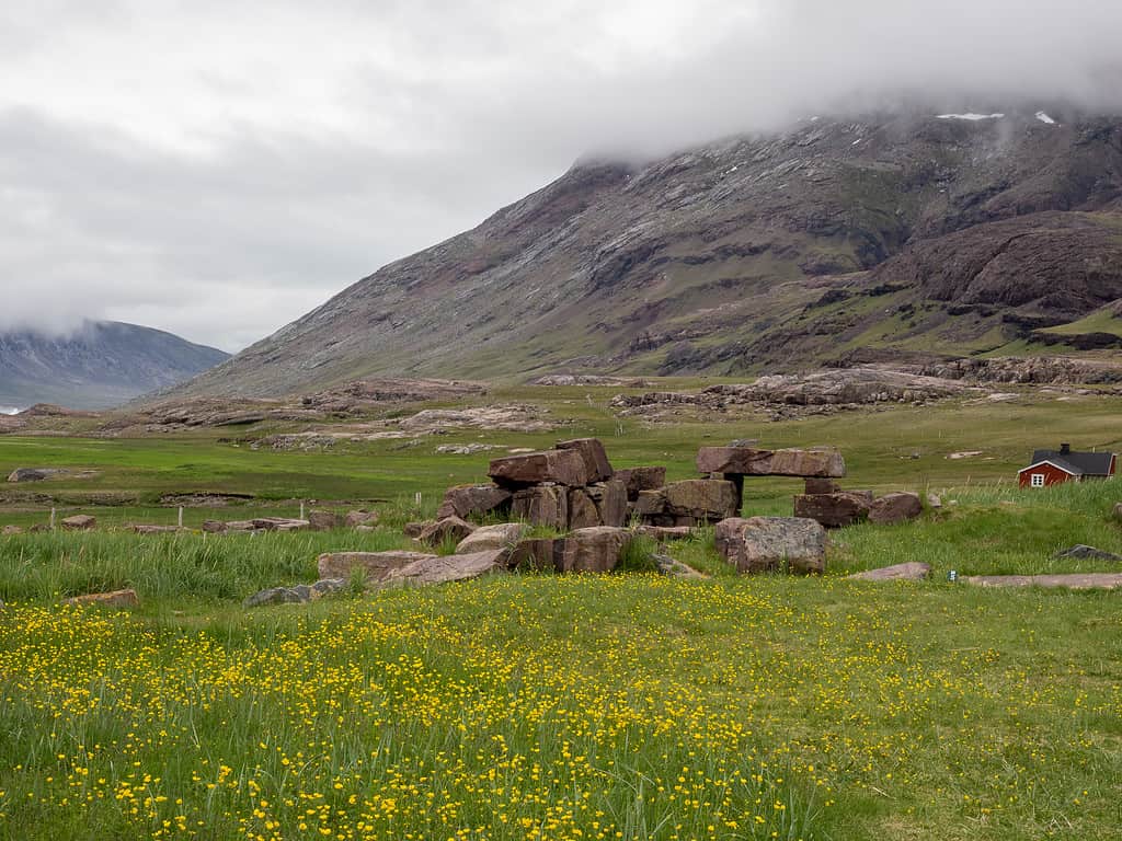 Rovine di GarÃ°ar, la sede del vescovo negli insediamenti norreni in Groenlandia, Igaliku, Groenlandia meridionale.