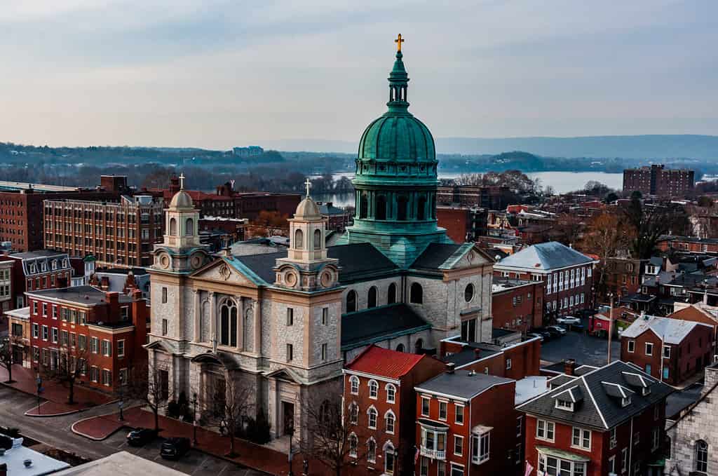 Foto della Cattedrale di San Patrizio a Harrisburg, Pennsylvania, USA.  Foto scattata dal tetto di un vicino parcheggio.
