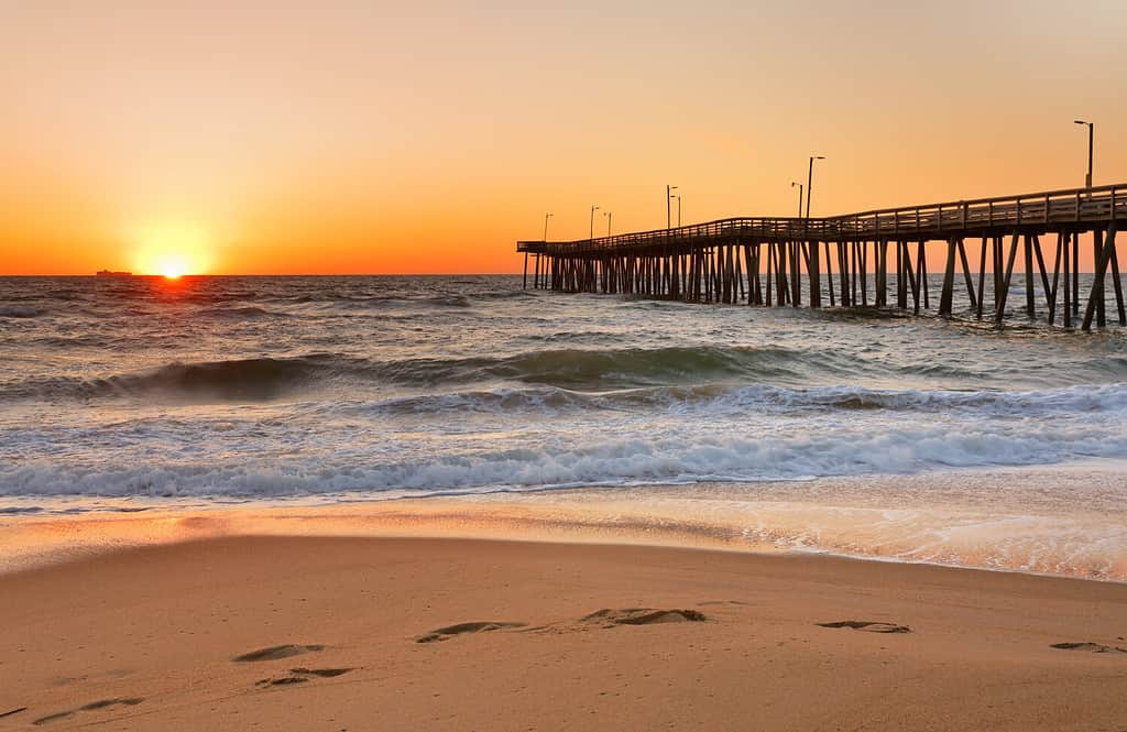 Molo di pesca all'alba a Virginia Beach, Virginia, Stati Uniti.  Virginia Beach, una città costiera nel sud-est della Virginia, si trova nel punto in cui la baia di Chesapeake incontra l'Oceano Atlantico.