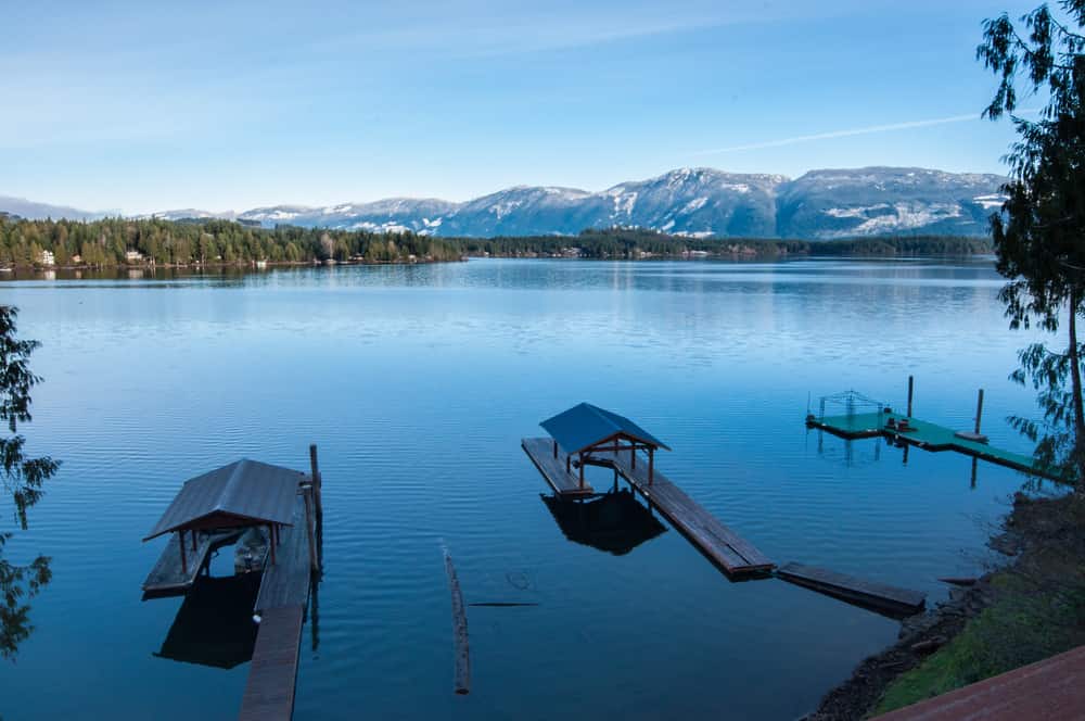 Alba invernale sul calmo lago Sproat