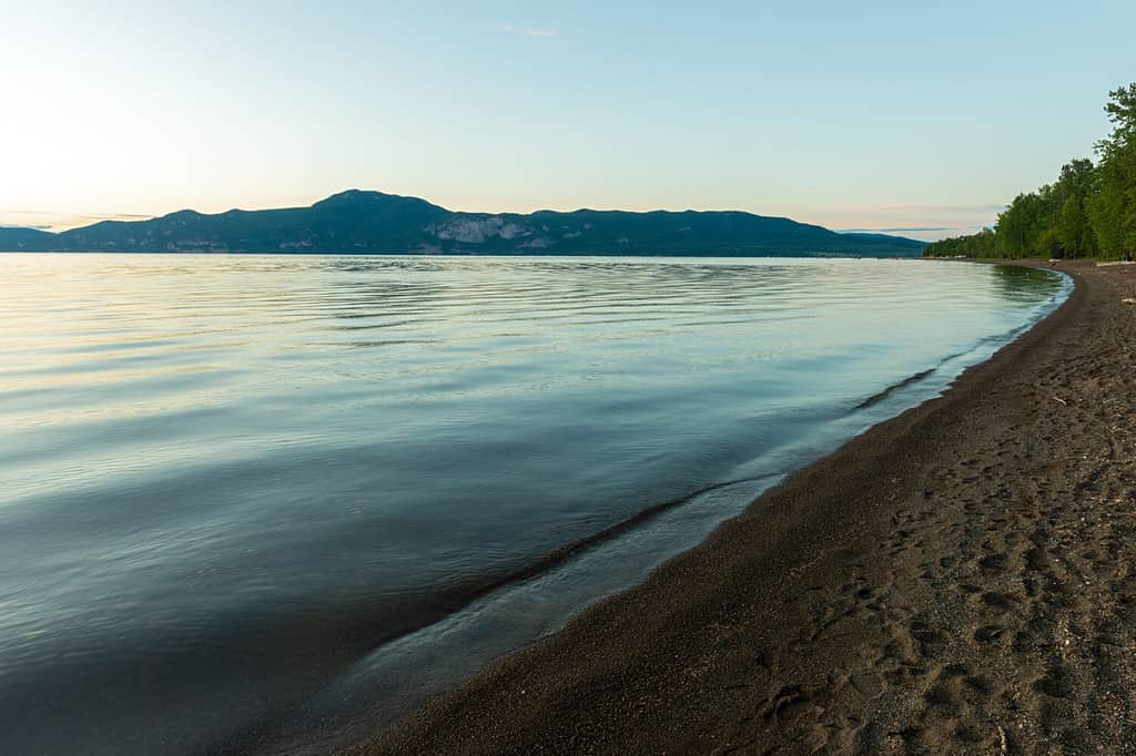 La riva sabbiosa del lago Stuart nel parco provinciale di Paarens Beach, British Columbia, Canada