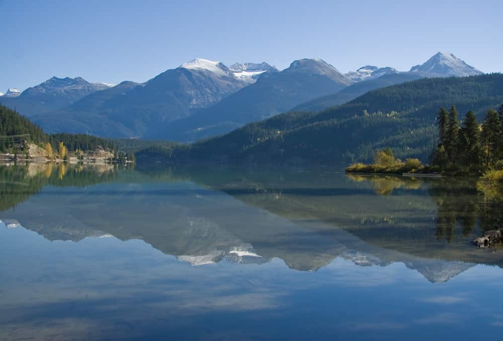 Montagne panoramiche che si riflettono sul vicino lago della Columbia Britannica